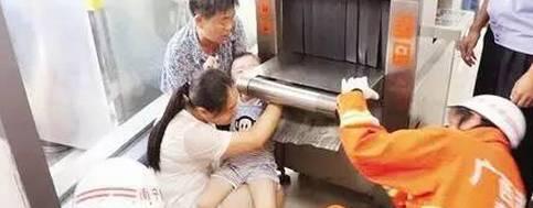 熊孩子誤進(jìn)入安檢機(jī)檢測通道惹禍