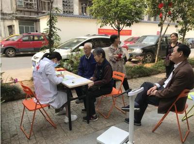 賴家圍社區紅十字志愿服務隊開展“免費健康體檢、咨詢義診”活動，健康服務暖人心
