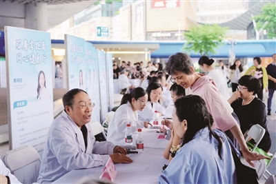 民盟基層組織聯(lián)合開展健康咨詢活動 暖心服務(wù)惠及群眾